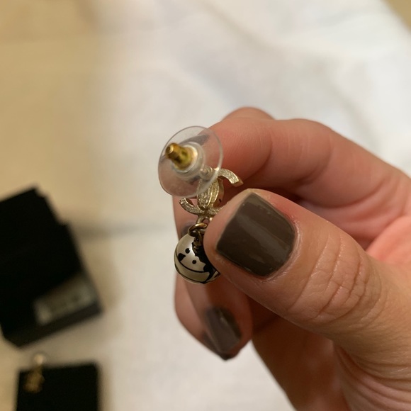 ✨SOLD✨limited edition Chanel pearl earrings - Picture 3 of 6